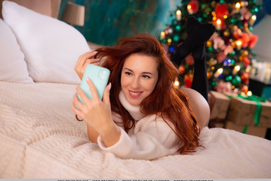 18P Joven de larga melena pelirroja Oxi Bendini se desnuda con calcetines OTK en Navidad