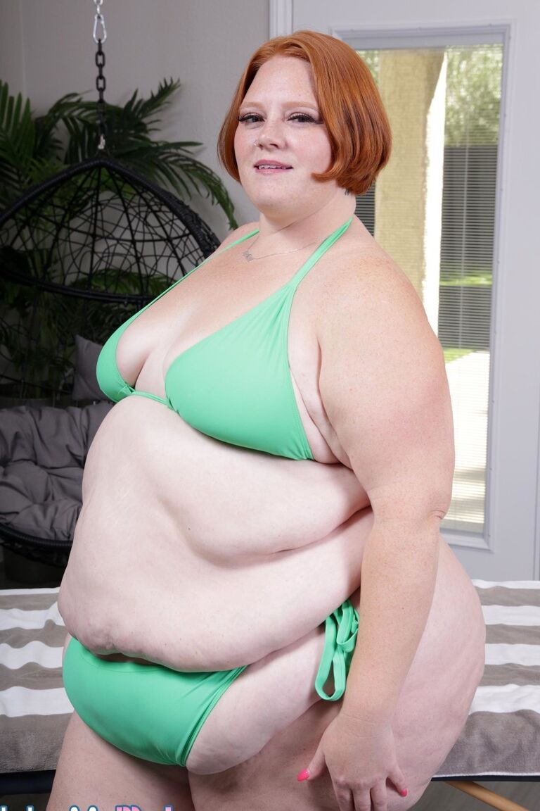 21P A ruiva BBW Julie Ginger é fodida doggystyle por um negro magro