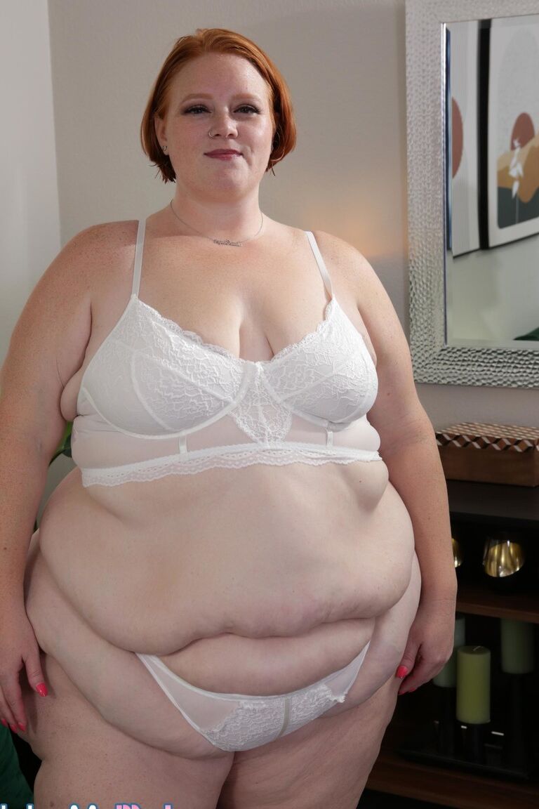 21P A ruiva BBW Julie Ginger é fodida doggystyle por um negro magro