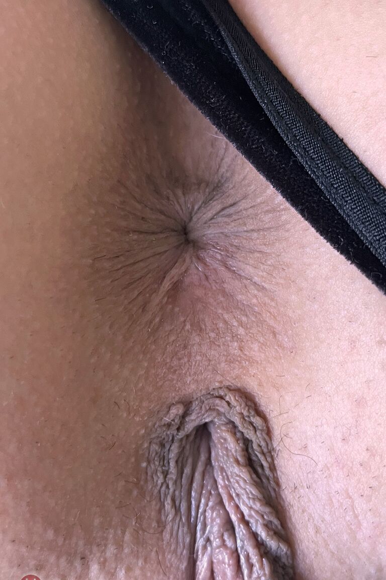 21P La colegiala de pelo morado Lily Adams expone su carnoso coño
