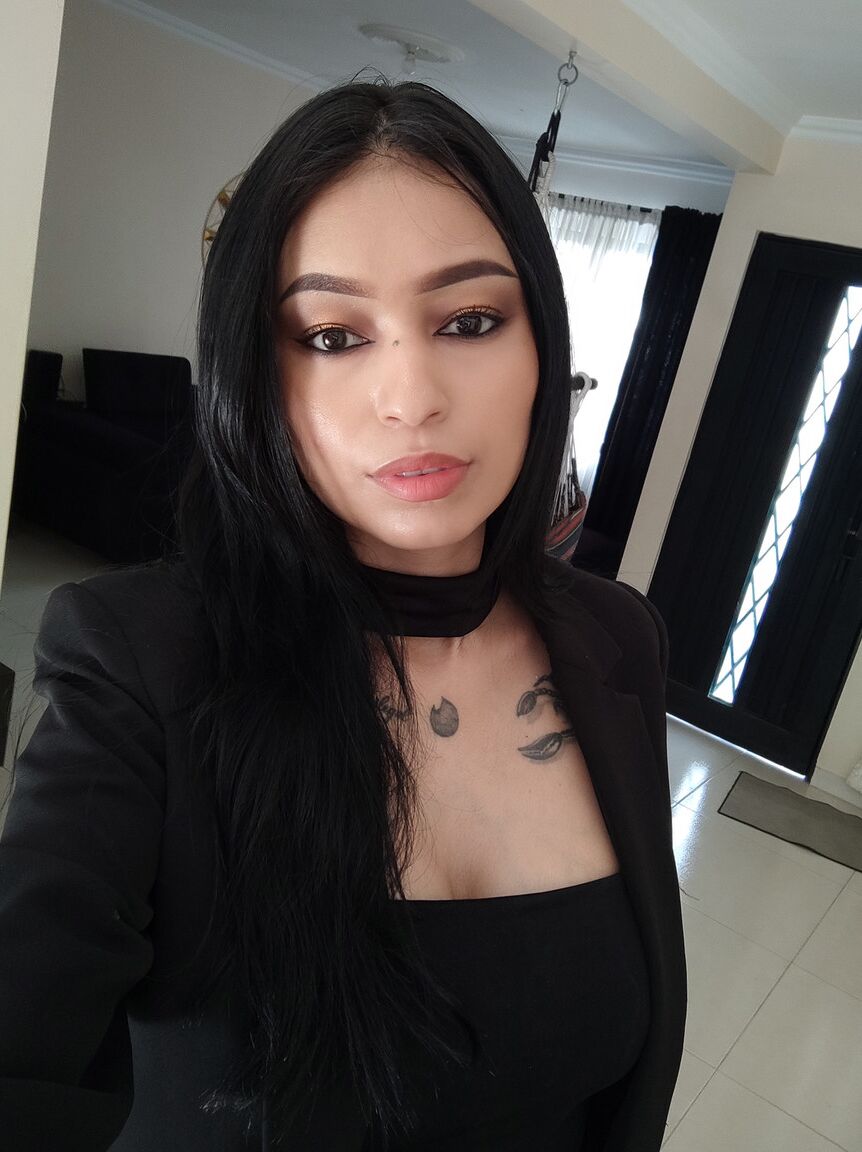 La nena latina 21P Alexa Belluci muestra sus jugosas tetas mientras se burla con atuendos sexys