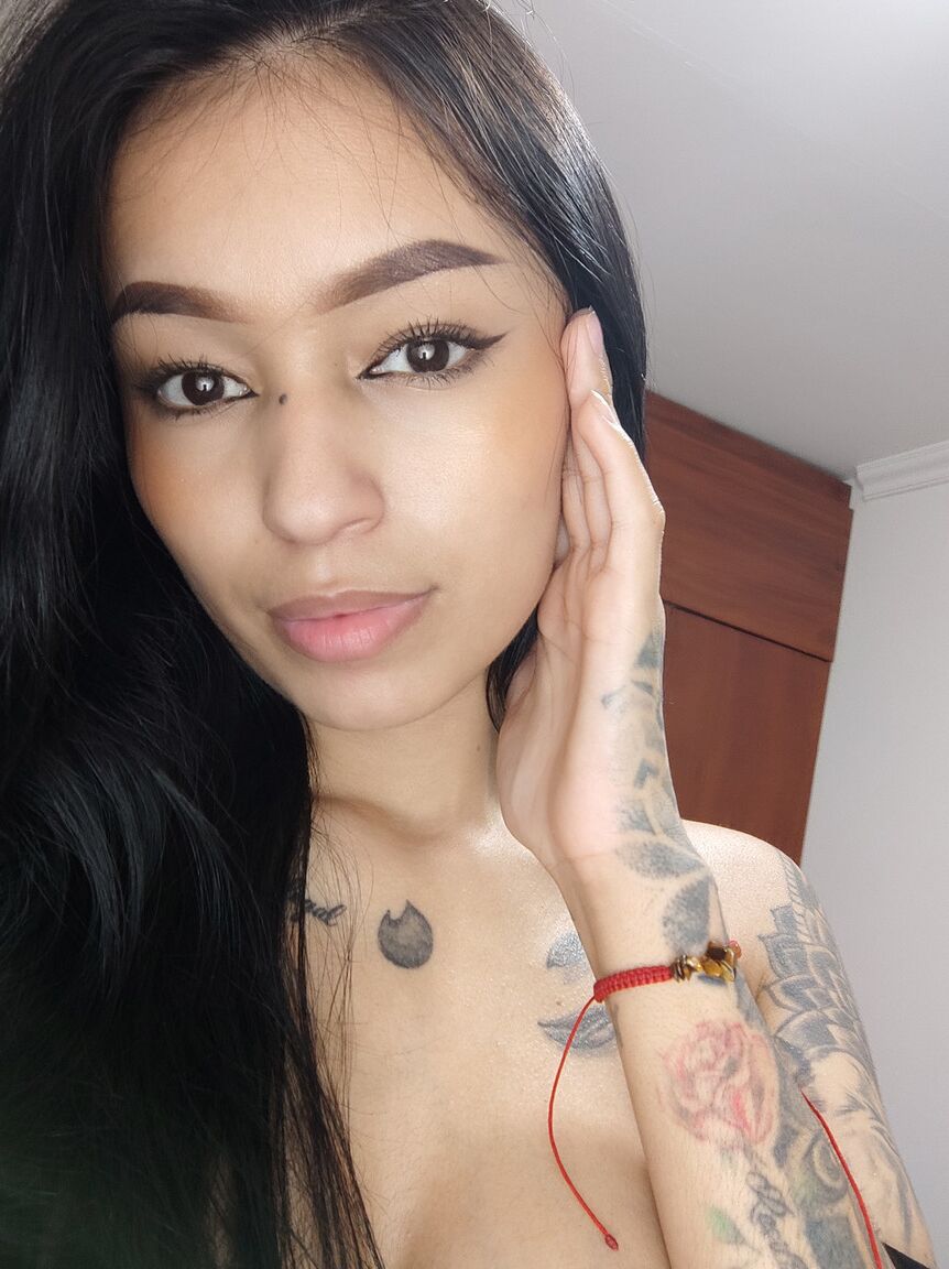 La nena latina 21P Alexa Belluci muestra sus jugosas tetas mientras se burla con atuendos sexys