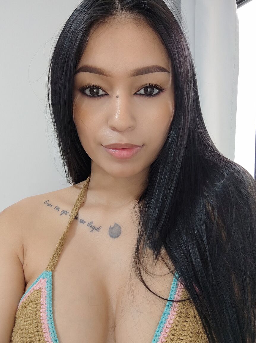 La nena latina 21P Alexa Belluci muestra sus jugosas tetas mientras se burla con atuendos sexys