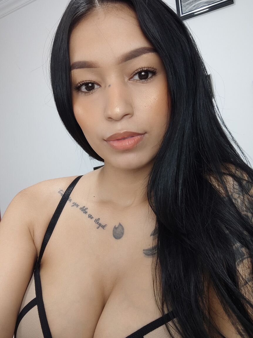 La nena latina 21P Alexa Belluci muestra sus jugosas tetas mientras se burla con atuendos sexys