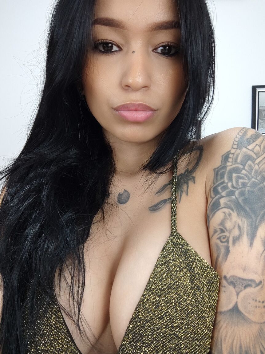 La nena latina 21P Alexa Belluci muestra sus jugosas tetas mientras se burla con atuendos sexys