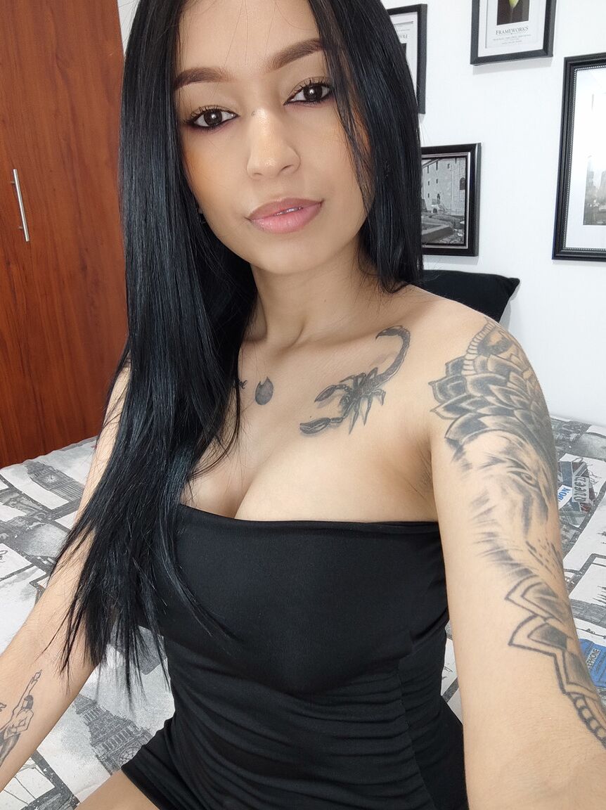 La nena latina 21P Alexa Belluci muestra sus jugosas tetas mientras se burla con atuendos sexys