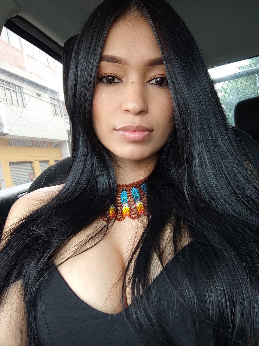 La nena latina 21P Alexa Belluci muestra sus jugosas tetas mientras se burla con atuendos sexys