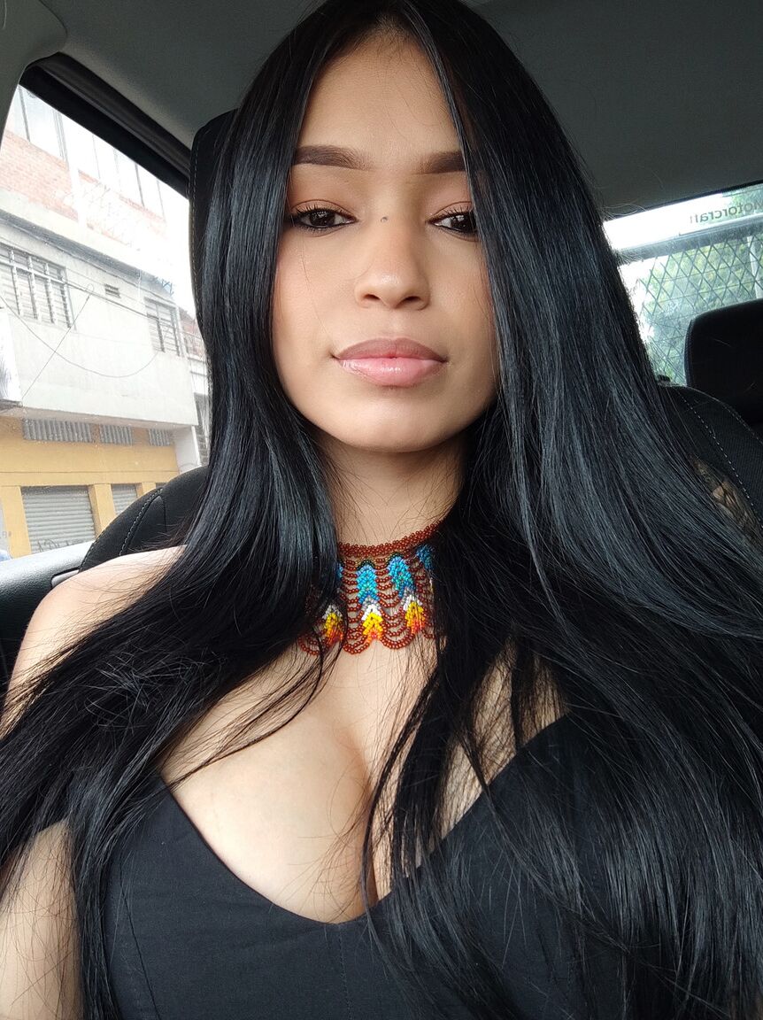 La nena latina 21P Alexa Belluci muestra sus jugosas tetas mientras se burla con atuendos sexys