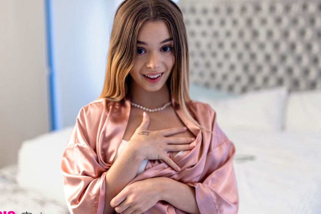 16P A doce adolescente latina Molly Little se despe antes do sexo com seu meio-irmão
