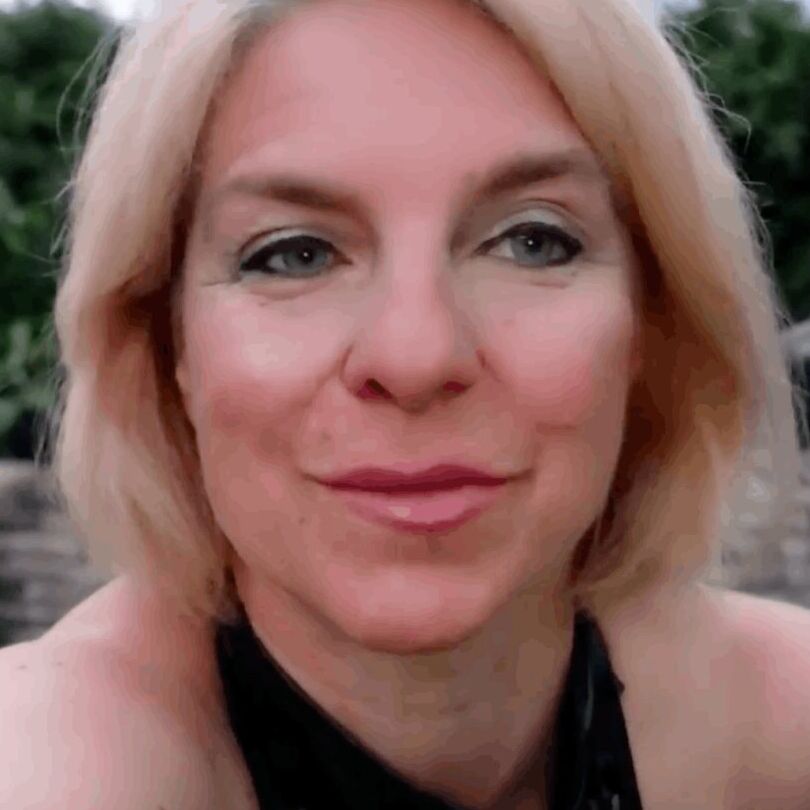 11P La superbe India Baddie, mature aux yeux bleus, affiche ses courbes chaudes et ses énormes juggs