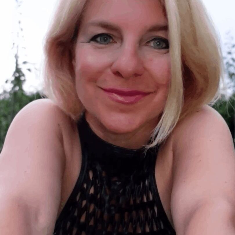 11P La superbe India Baddie, mature aux yeux bleus, affiche ses courbes chaudes et ses énormes juggs
