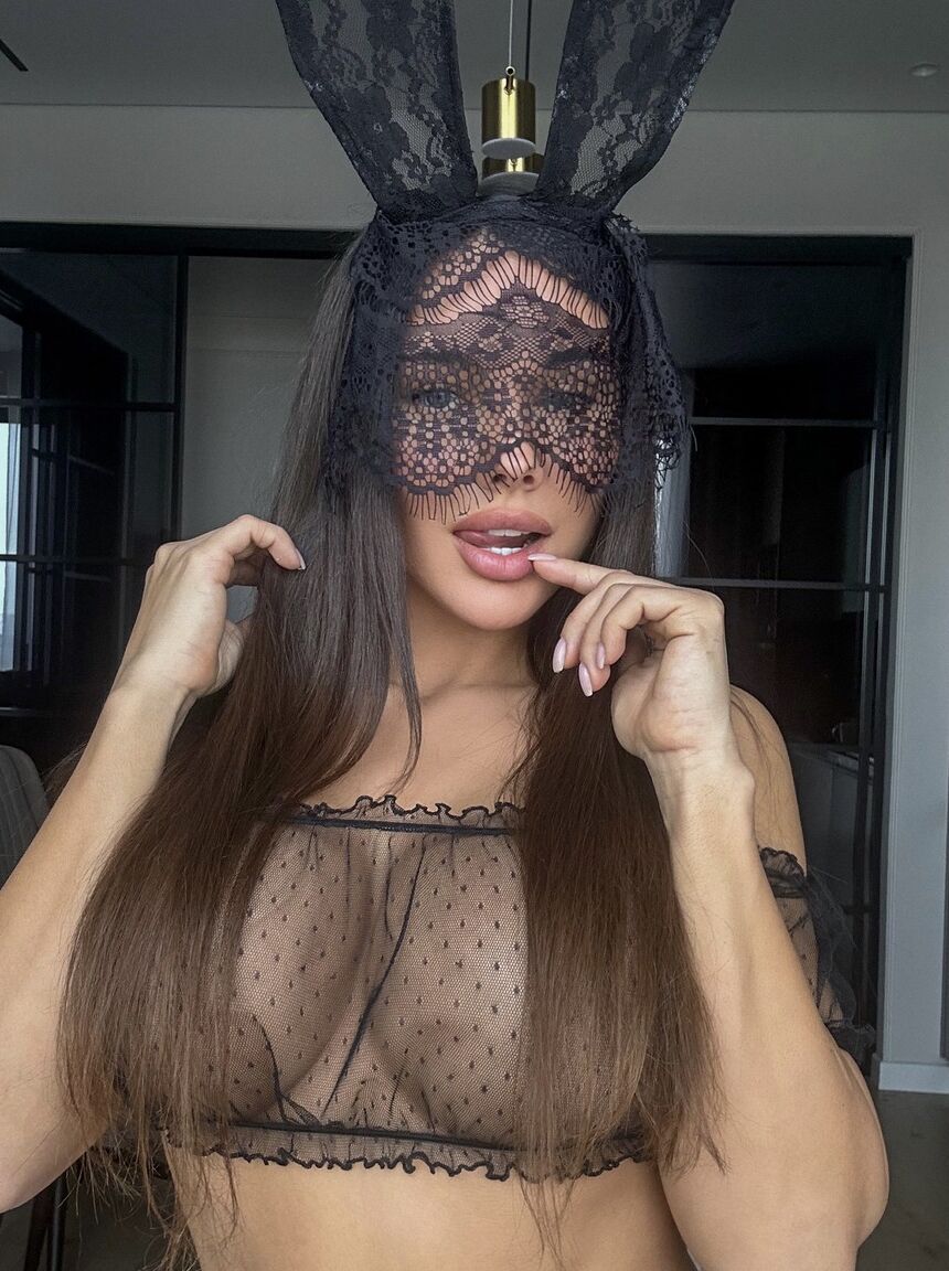10P OnlyFans, Monomur Fit, fille lapin, montre ses gros seins en posant en solo