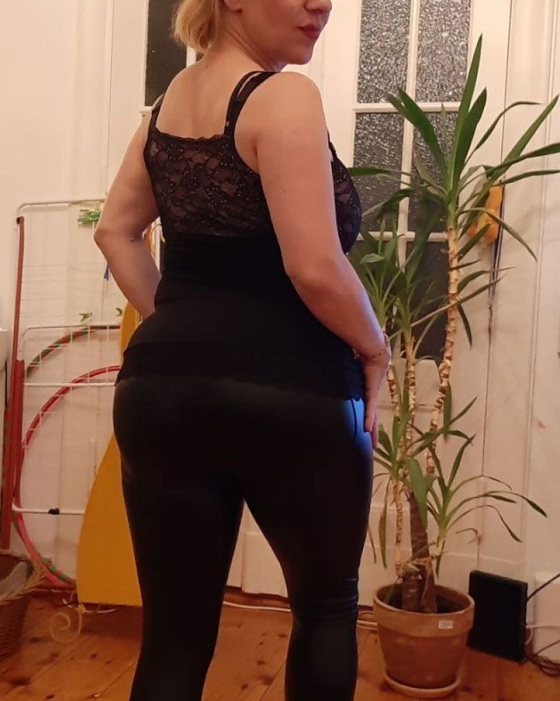 19P Loira glamorosa exibe seus peitos grandes