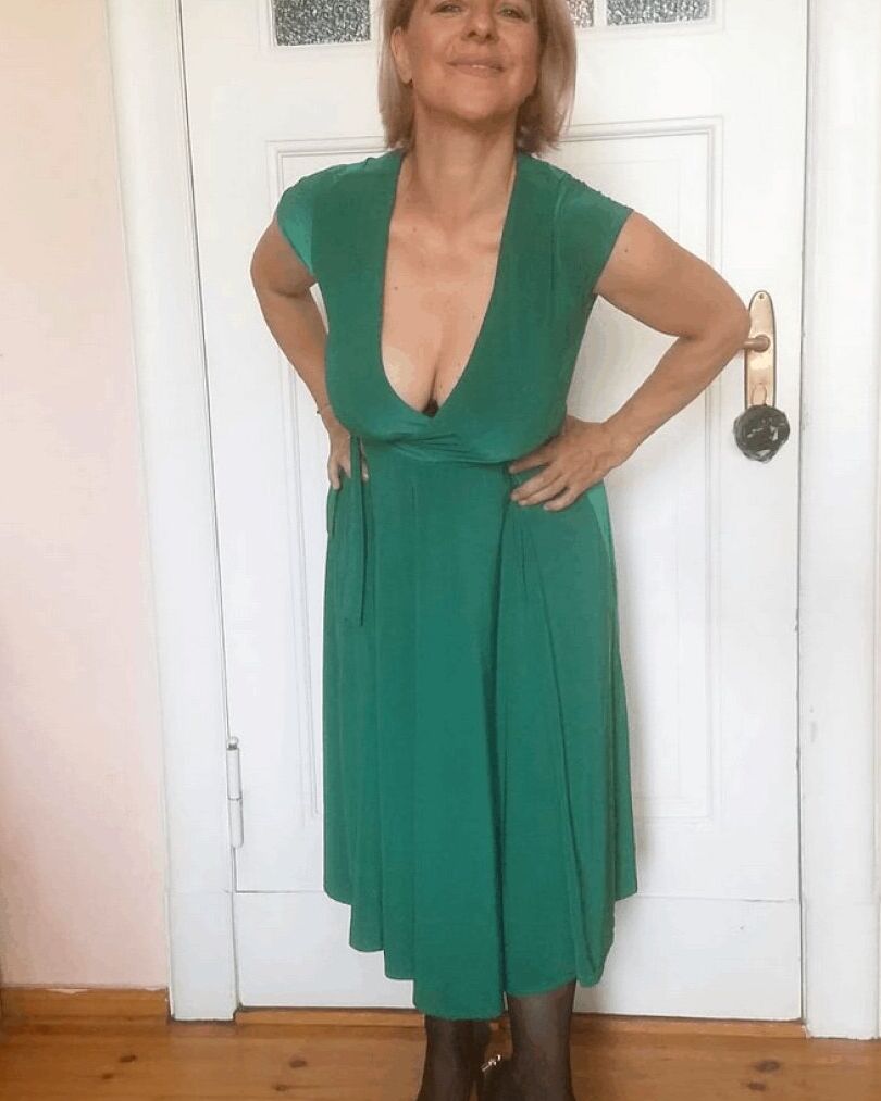 19P Loira glamorosa exibe seus peitos grandes