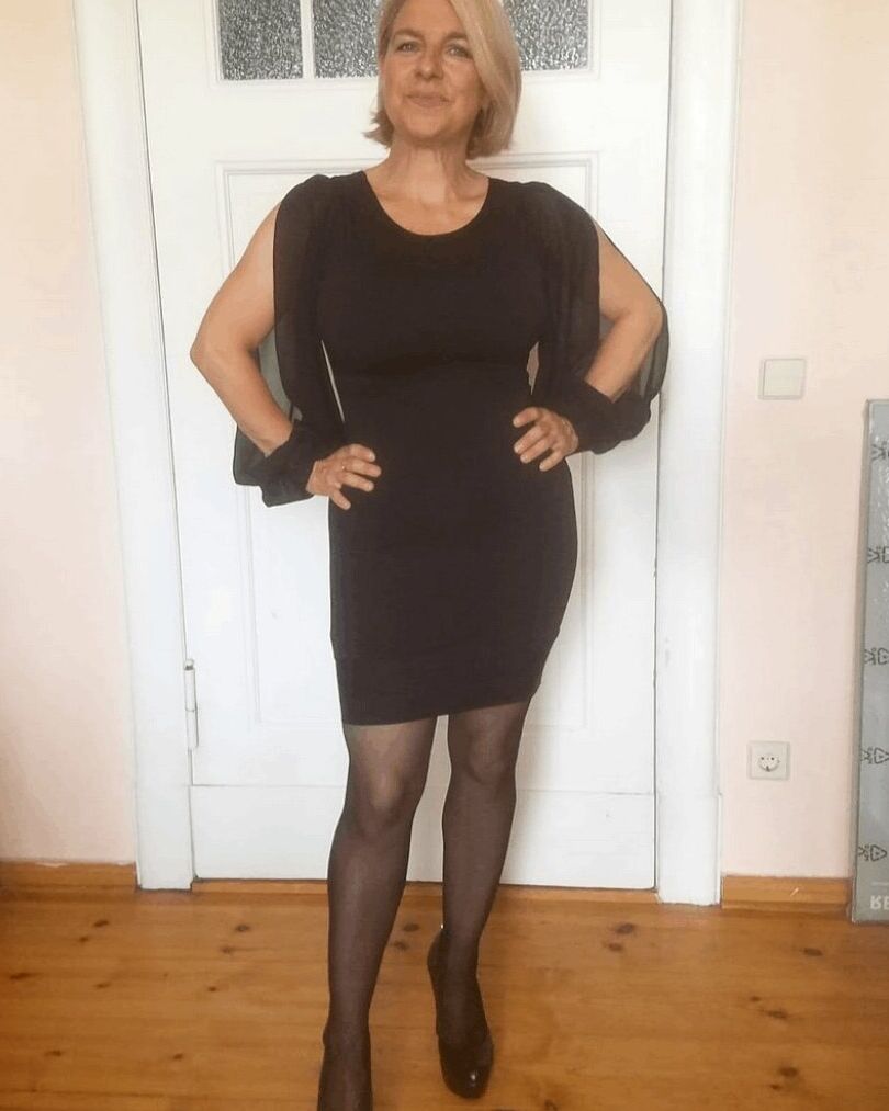 19P Loira glamorosa exibe seus peitos grandes