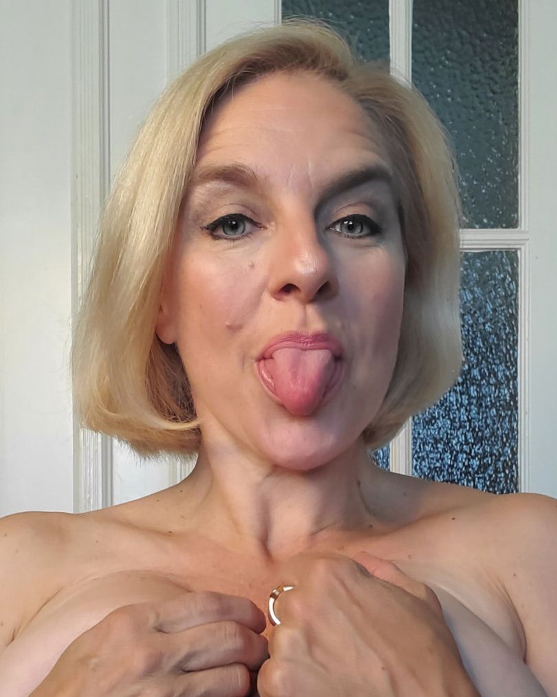 19P Loira glamorosa exibe seus peitos grandes