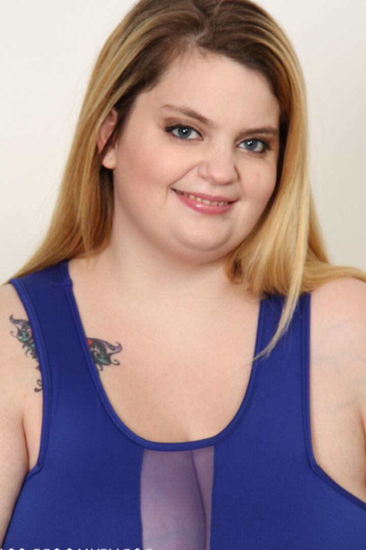 21P Blonde BBW Sasha Juggs zieht sich nackt aus