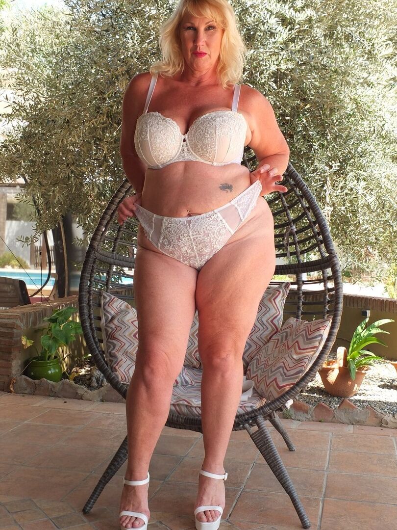 16P Übergewichtige blonde Dame Melody enthüllt ihre großen Brüste auf einem Terrassenstuhl
