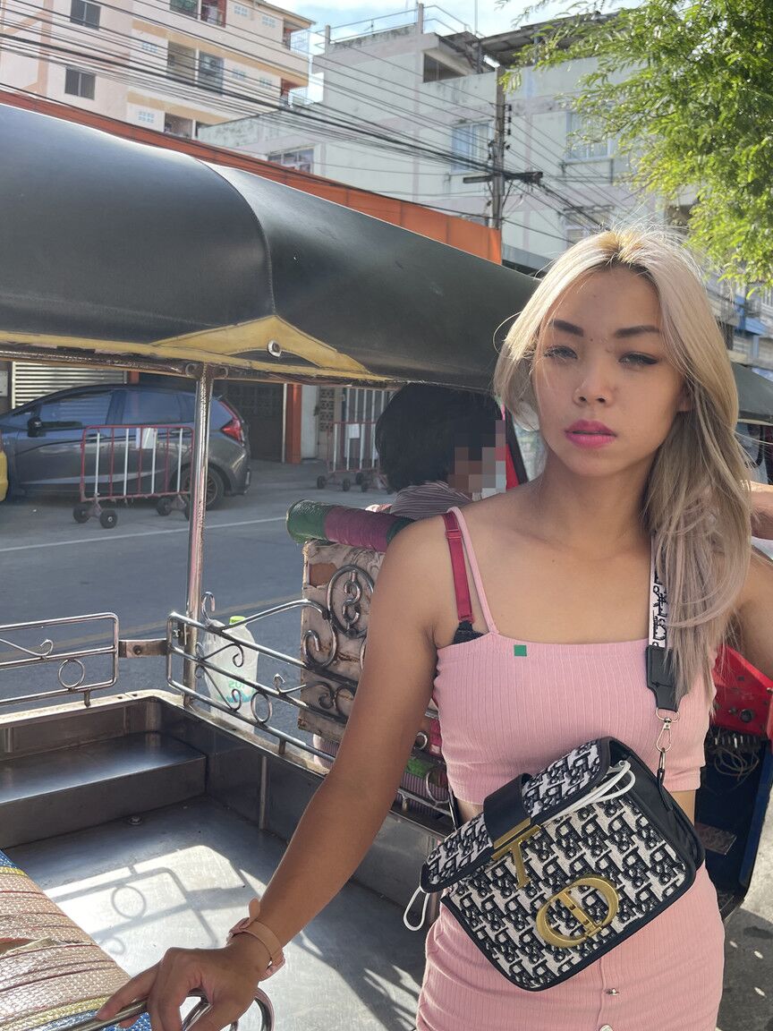 21P Das kleinbrüstige Thai-Luder Lexi lässt sich von einem Fremden die enge Muschi dehnen