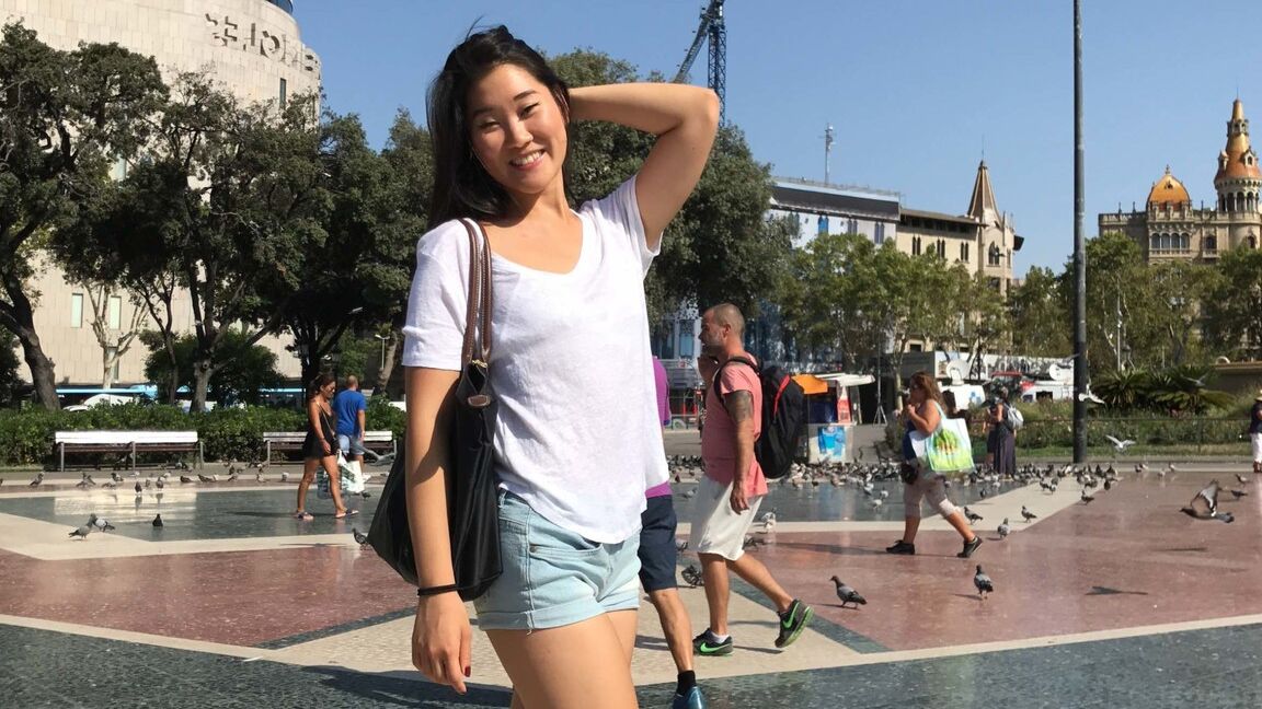 21P La encantadora asiática Fang B recibe una polla estilo perrito