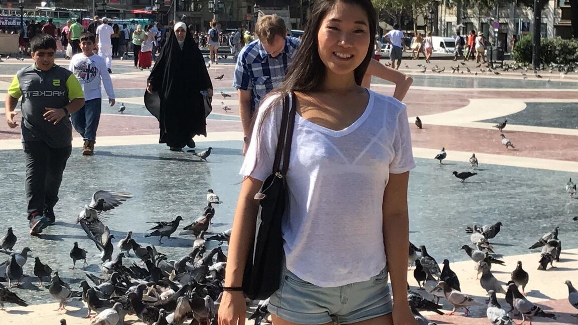 21P La encantadora asiática Fang B recibe una polla estilo perrito