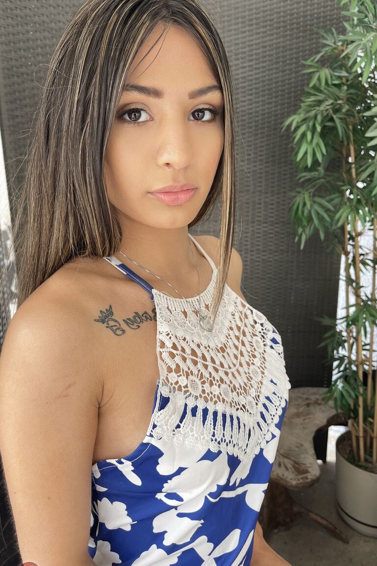21P A linda morena Nina Nieves mostra sua buceta raspada e inchada de perto