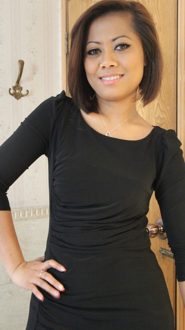 21P L'amatrice sexy Wendy montre son beau corps nu et fait une pipe
