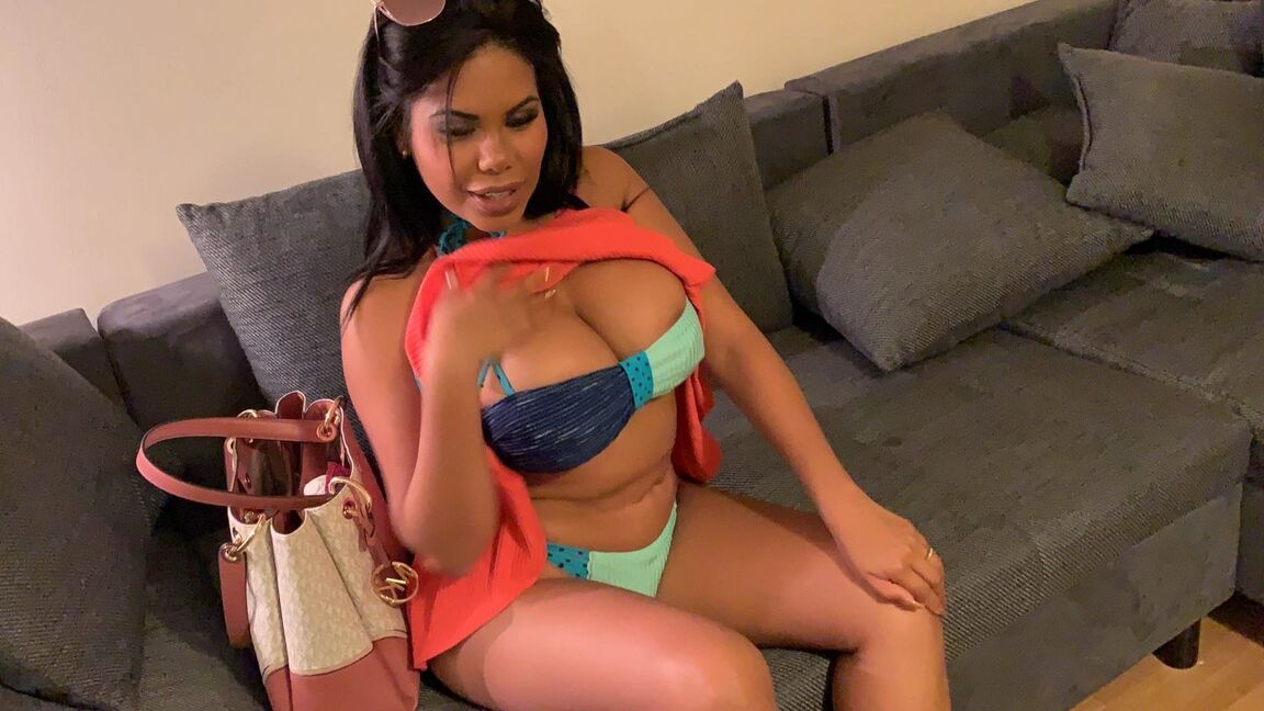 21P La MILF de pelo oscuro Kesha Ortega muestra su gran culo