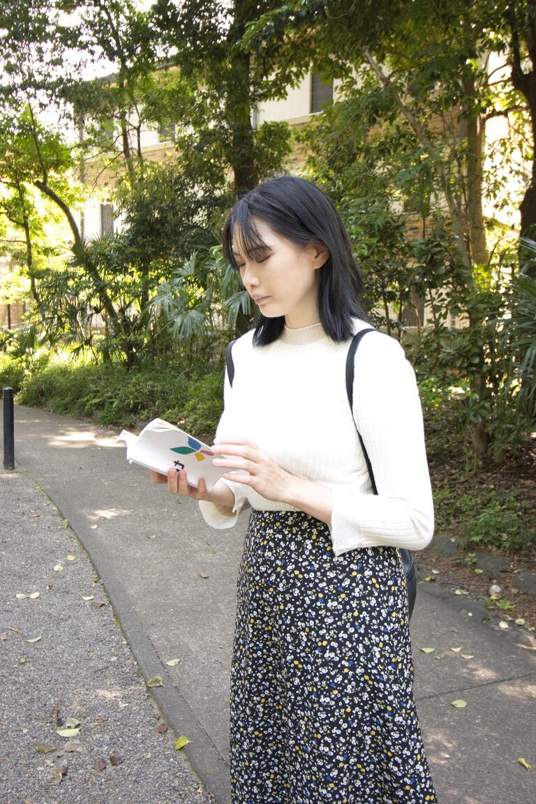 21P La brune japonaise Mariko Koizumi expose ses gros seins et prend une bite