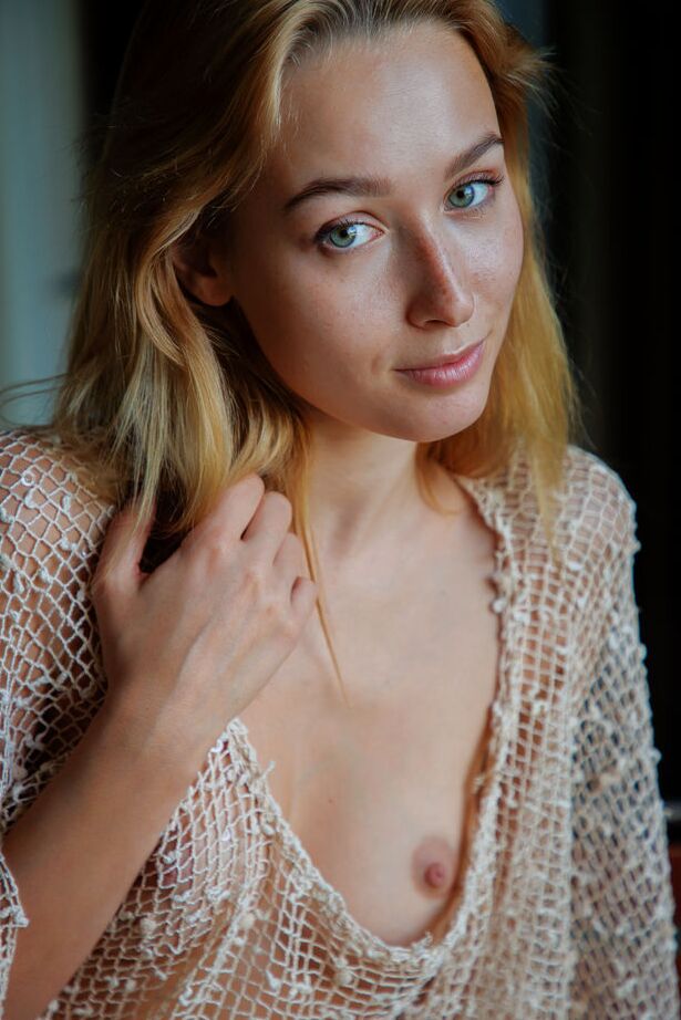 16P La joven belleza Kelly Collins muestra sus pequeñas tetas y su coño en la pista de aterrizaje