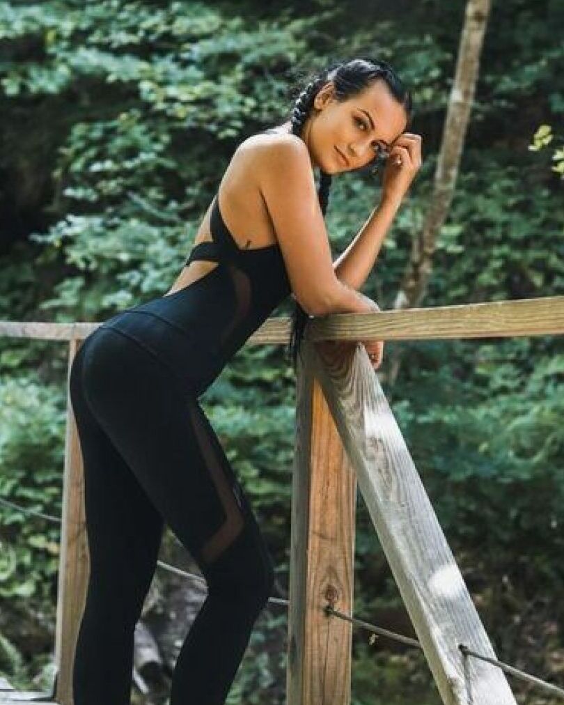 19P Sexy babe amador Lola Candy posa em suas roupas quentes