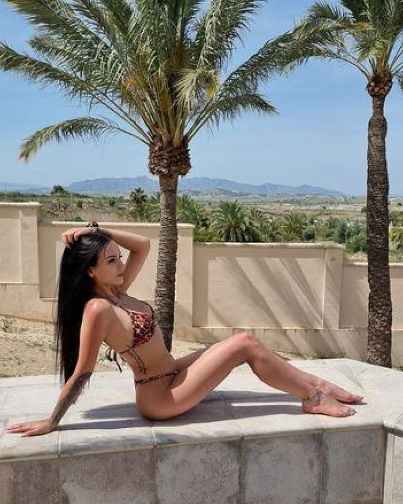 19P Sexy babe amador Lola Candy posa em suas roupas quentes