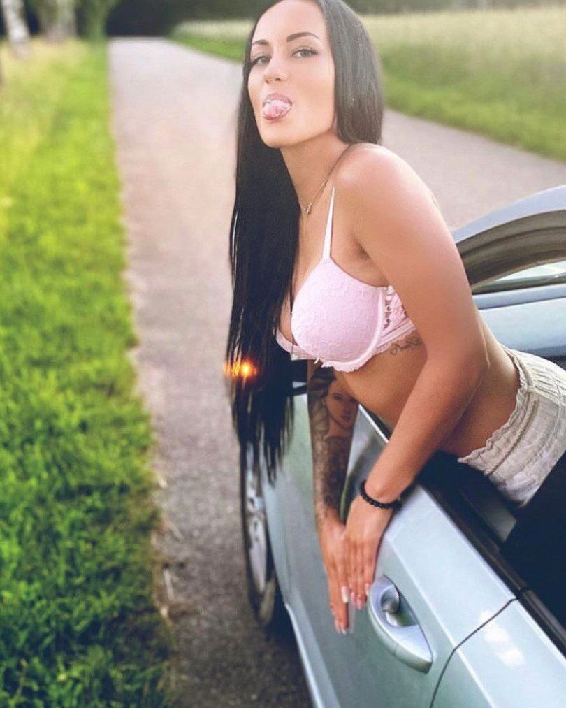 19P Sexy babe amador Lola Candy posa em suas roupas quentes