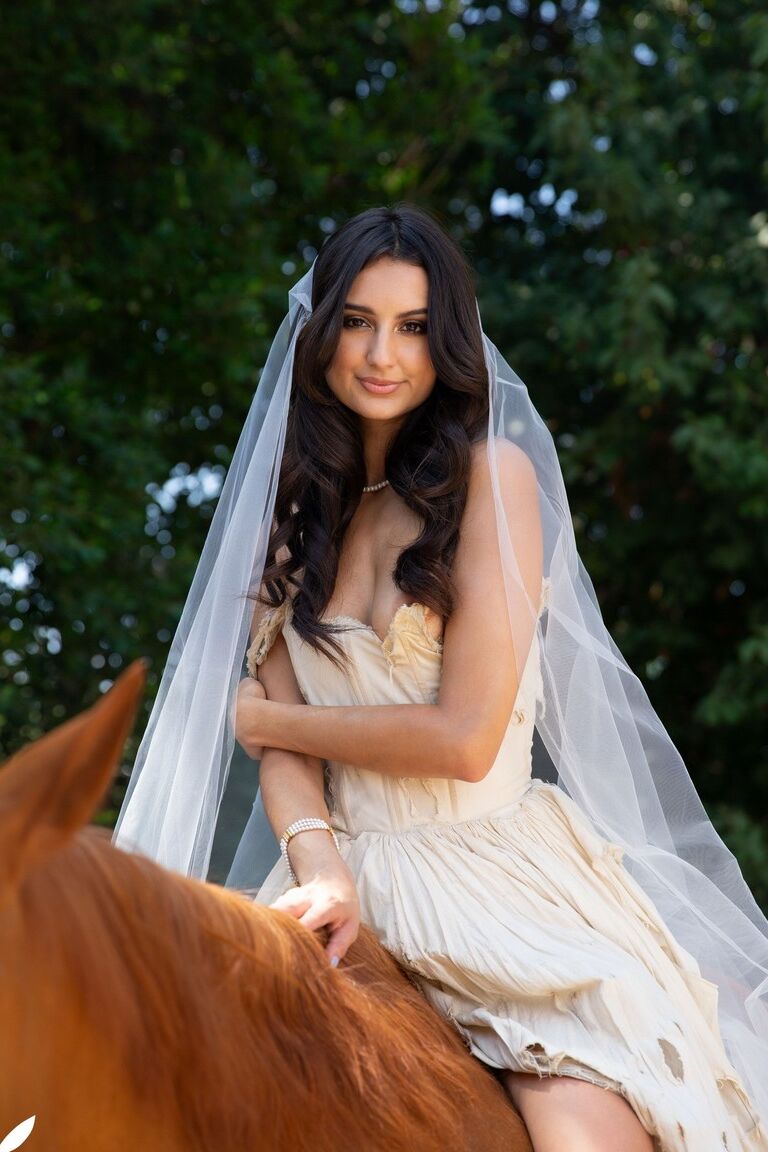 21P Das wunderschöne brünette Babe Eliza Ibarra zeigt ihren Körper beim Reiten