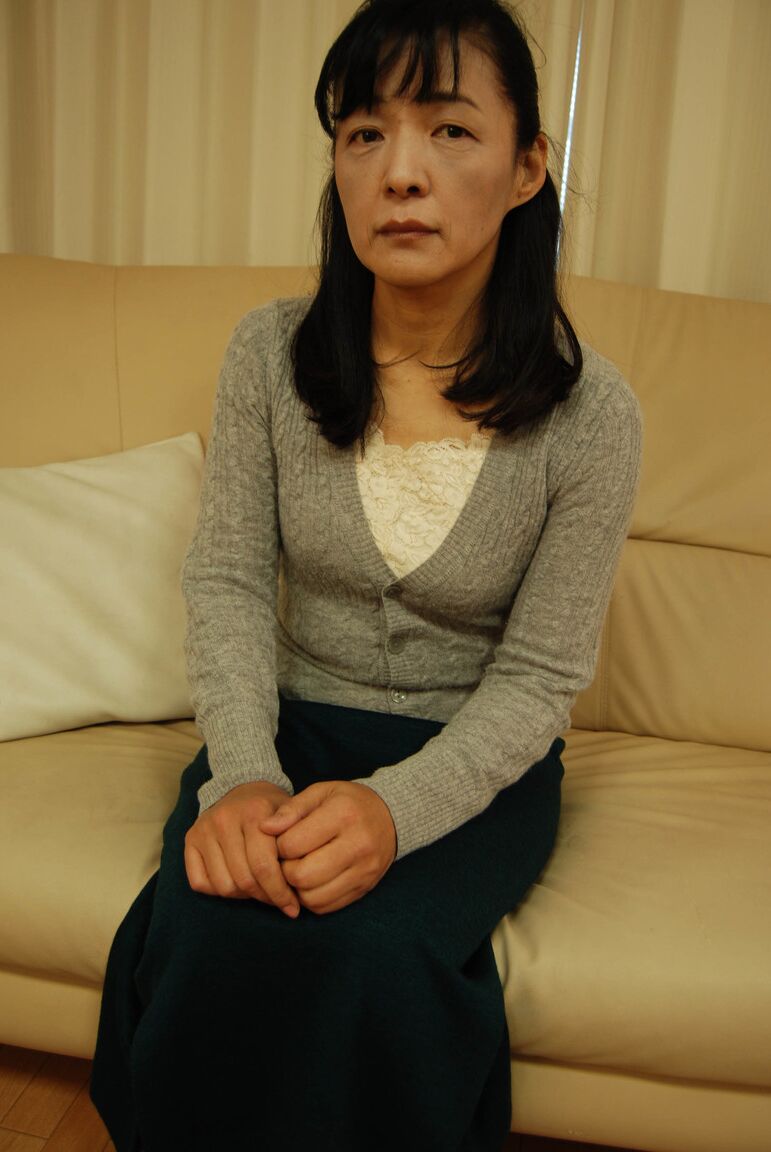 21P Japanese grandma Kiyoe Majima shows off her body and poses nude at home