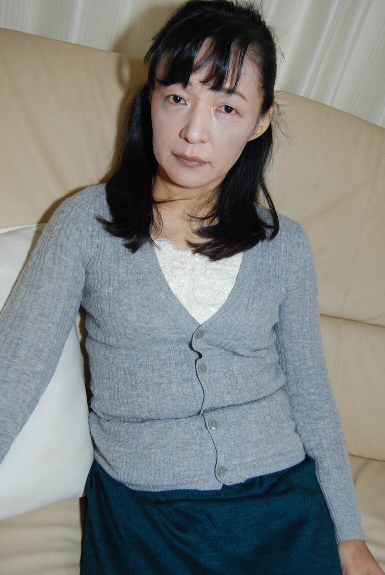 21P Japanese grandma Kiyoe Majima shows off her body and poses nude at home