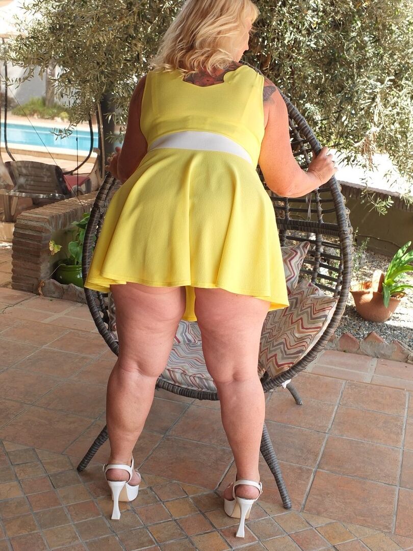 16P A loira gorda Melody descarta um vestido amarelo enquanto usava sutiã e calcinha