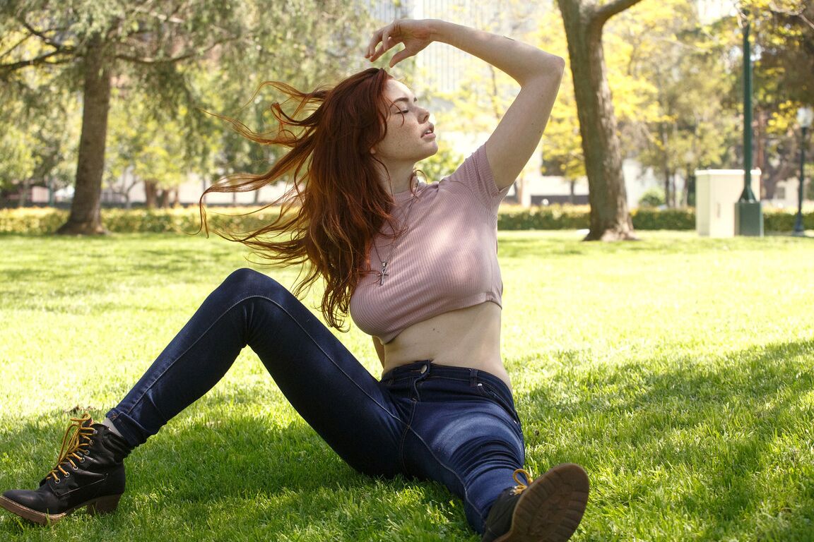 12P La pelirroja pecosa Sabrina Lynn hace alarde de sus pechos al aire libre