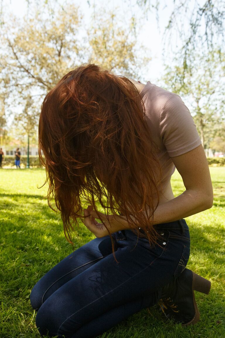 12P La pelirroja pecosa Sabrina Lynn hace alarde de sus pechos al aire libre