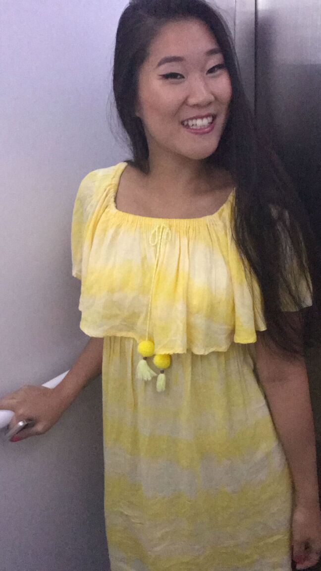 21P Asian Fang B soulève sa robe jaune et écarte ses sous-vêtements pour du sexe en POV