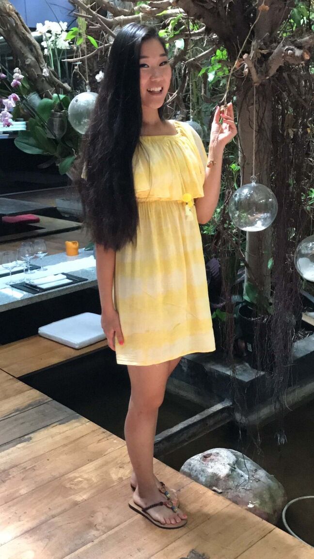 21P Asian Fang B soulève sa robe jaune et écarte ses sous-vêtements pour du sexe en POV