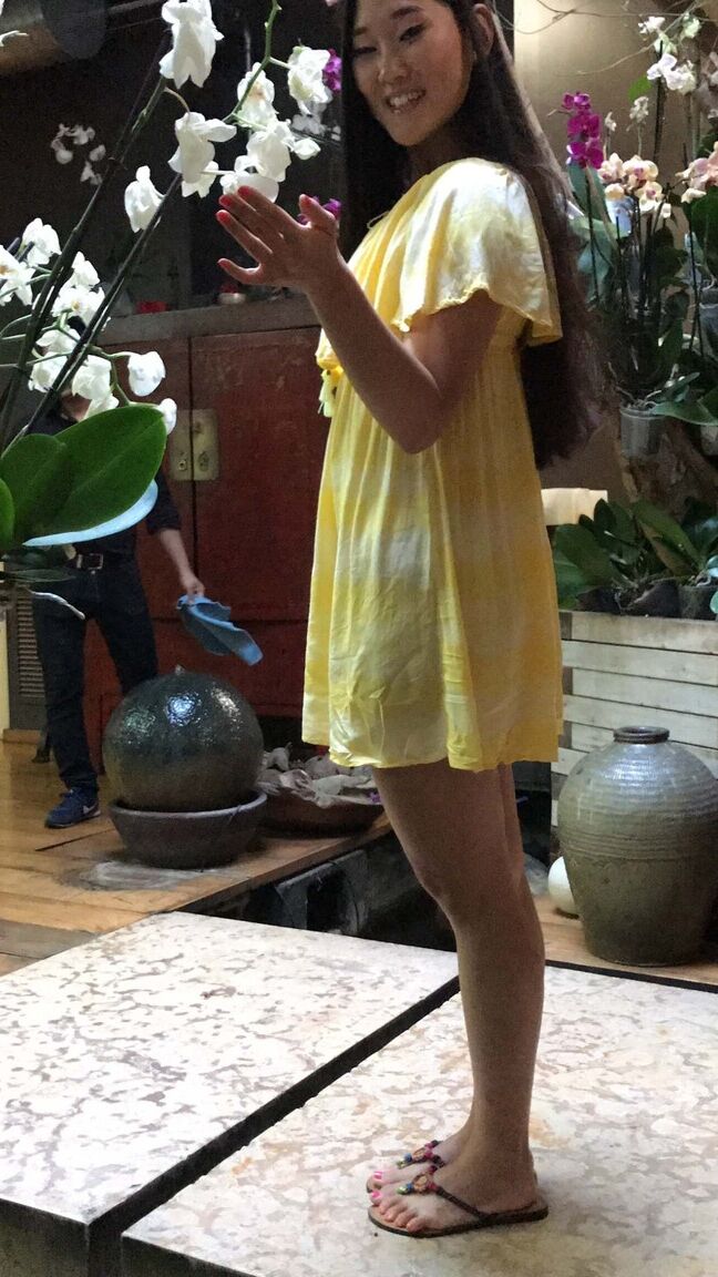 21P Asian Fang B soulève sa robe jaune et écarte ses sous-vêtements pour du sexe en POV