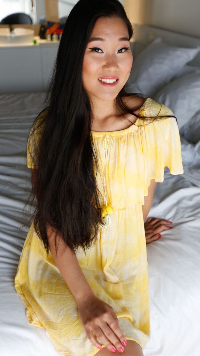 21P Asian Fang B soulève sa robe jaune et écarte ses sous-vêtements pour du sexe en POV