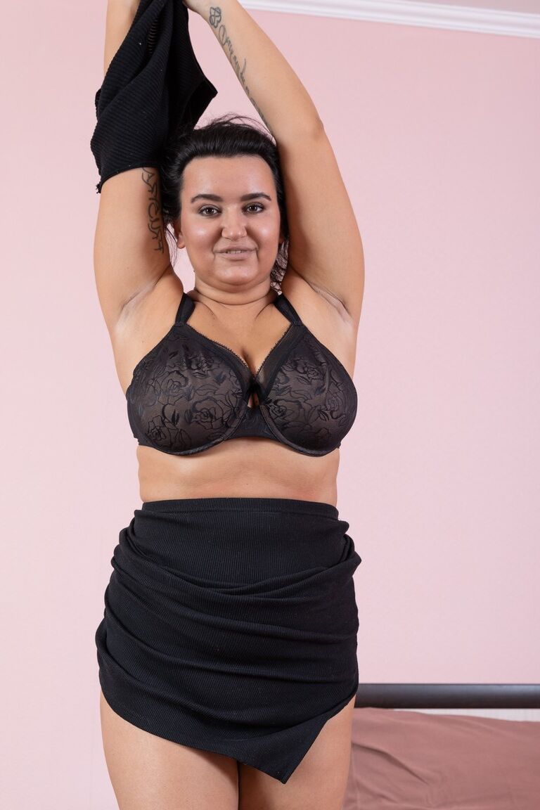 21P La brune entièrement naturelle Francesca Rose dévoile ses gros seins et son cul
