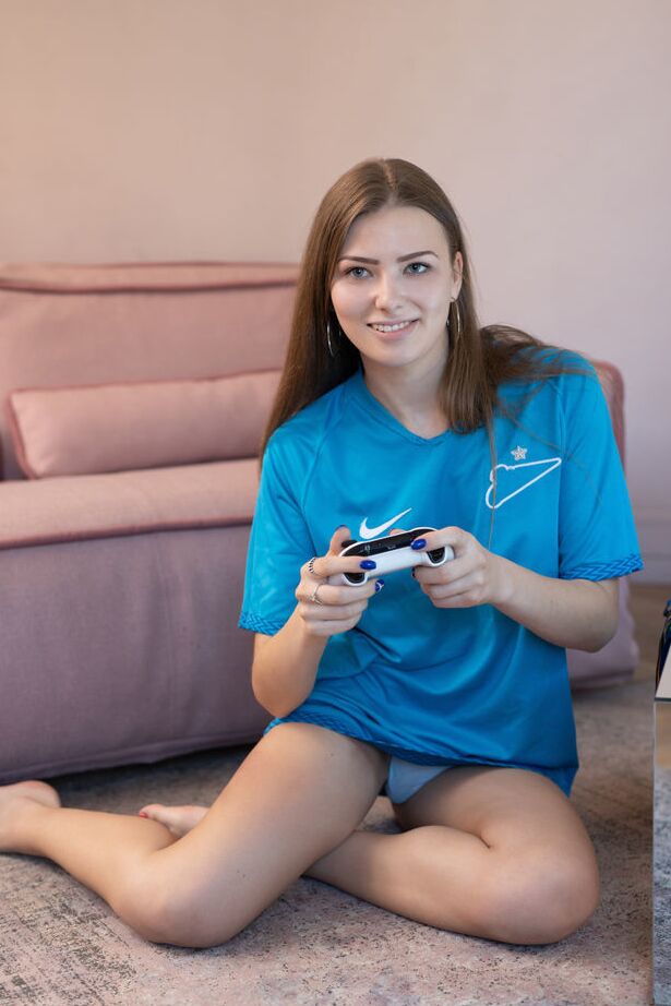 La chica gamer Nana de 18P libera su cuerpazo de ropa durante un concierto en solitario