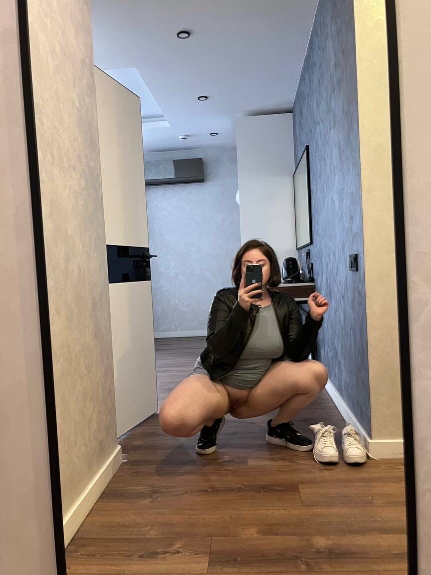 10P Chubby Onlyfans cam babe muestra su gran culo