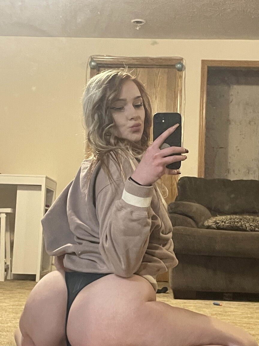 Das 20P Sexy OnlyFans-Babe Blake Bloom stellt ihren großen Hintern in einem Tanga zur Schau