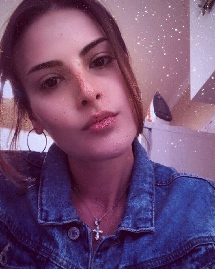 20P Belleza amateur muestra sus grandes tetas y su culo caliente y posa frente al espejo