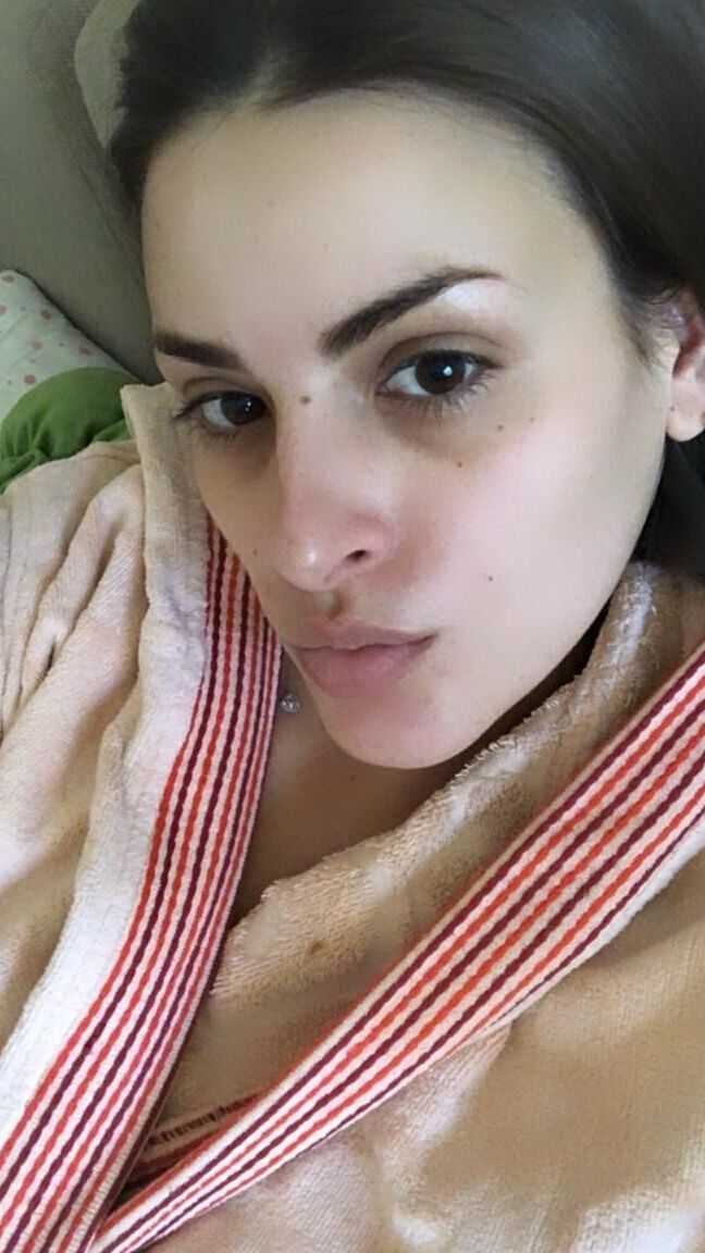 20P Belleza amateur muestra sus grandes tetas y su culo caliente y posa frente al espejo