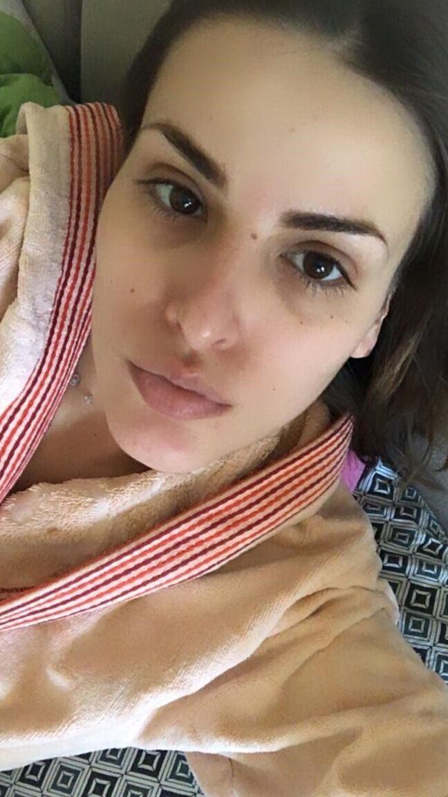 20P Belleza amateur muestra sus grandes tetas y su culo caliente y posa frente al espejo